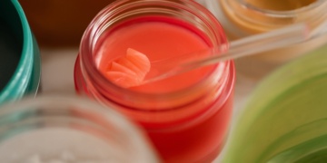Anvisa atualiza regras para substâncias em cosméticos e amplia lista de ingredientes proibidos e restritos