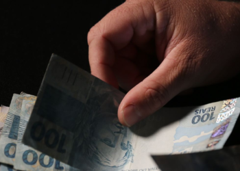 Trabalhadores nascidos em setembro e outubro começam a receber abono salarial nesta terça-feira (15)