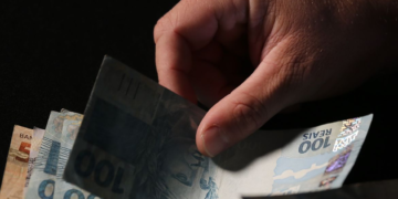 Trabalhadores nascidos em setembro e outubro começam a receber abono salarial nesta terça-feira (15)