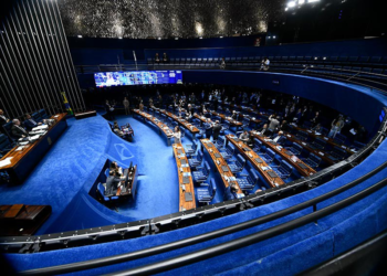 PECs do fim da escala 6×1 e da segurança pública chegam à CCJ do Senado