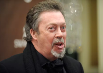 Morre Tim Curry, astro de ‘Rocky Horror Picture Show’ e ‘It’, aos 80 anos
