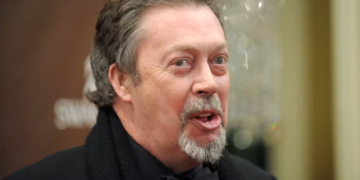 Morre Tim Curry, astro de ‘Rocky Horror Picture Show’ e ‘It’, aos 80 anos
