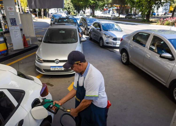 Governo sanciona lei que permite reduzir tributos sobre combustíveis