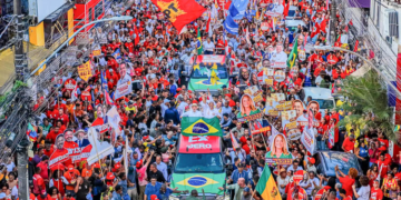 Lula reúne multidão na Liberdade e reforça apoio a Jerônimo durante ato de campanha em Salvador