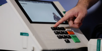 Assinatura digital e lacração reforçam segurança dos sistemas das eleições, explica TSE