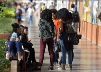 Fies começa a convocar estudantes da lista de espera para vagas do segundo semestre de 2026