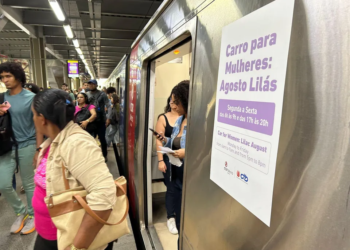 Campanha Agosto Lilás leva orientação sobre violência contra a mulher ao metrô de Salvador