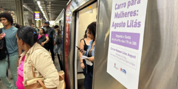 Campanha Agosto Lilás leva orientação sobre violência contra a mulher ao metrô de Salvador
