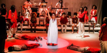 Bando de Teatro Olodum celebra 35 anos com novo espetáculo sobre o samba-reggae