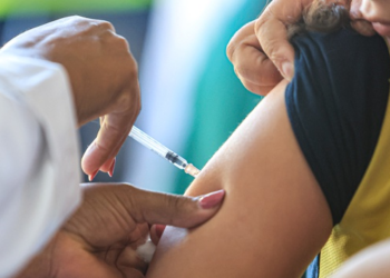 Dia D de vacinação contra 20 doenças acontece neste sábado em todo o país