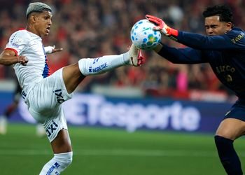 Bahia perde pênalti nos acréscimos, é derrotado pelo Athletico e deixa o G-4