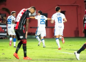 Vitória sofre virada do Cruzeiro no Barradão e perde por 3 a 1 no Brasileirão