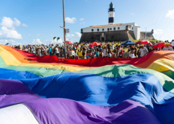 23ª Parada do Orgulho LGBT+ Bahia reúne 13 trios elétricos em Salvador neste domingo