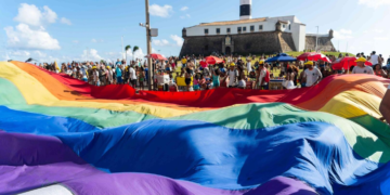 23ª Parada do Orgulho LGBT+ Bahia reúne 13 trios elétricos em Salvador neste domingo