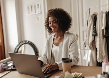 Emprego formal cresce no Brasil, e mulheres à frente de negócios contratam mais que homens