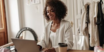 Emprego formal cresce no Brasil e mulheres à frente de negócios contratam mais que homens, revela IBGE
