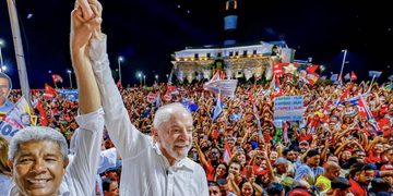 Lula reúne multidão em caminhada em Salvador e reforça apoio a Jerônimo na reta final da campanha