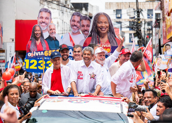 Jaques Wagner defende reeleição de Lula durante carreata em Valença