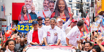Jaques Wagner defende reeleição de Lula durante carreata em Valença