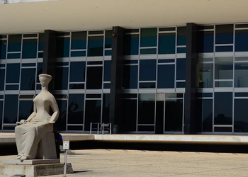 STF analisa relatório da PF sobre mensagens entre Moraes e Vorcaro nesta terça-feira (15)