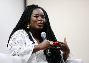 Carla Akotirene defende educação antirracista que transforme currículo e cotidiano escolar