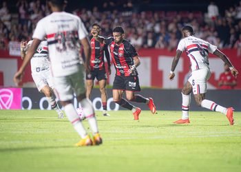 Vitória enfrenta Corinthians nesta segunda-feira (19)