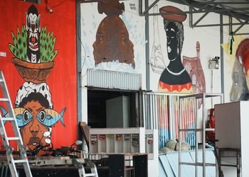 Feira de São Joaquim ganha galeria de arte a céu aberto com obras de 14 artistas