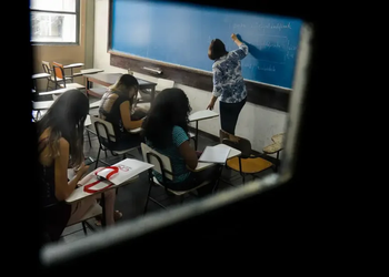 Educação antirracista avança nas escolas brasileiras nos últimos dois anos, aponta levantamento