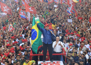 Lula é reeleito presidente após virada no segundo turno contra Flávio Bolsonaro