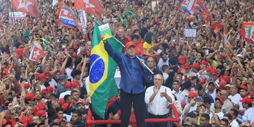 Lula é reeleito presidente após virada no segundo turno contra Flávio Bolsonaro
