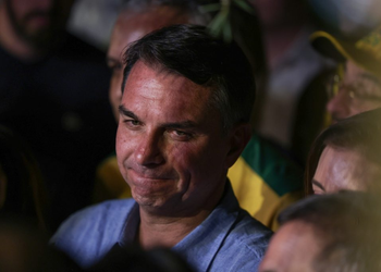 PF apura se Flávio Bolsonaro fugiu do Brasil passando pela Argentina rumo aos Estados Unidos