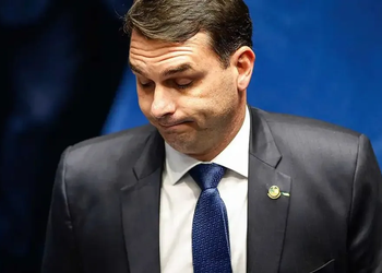 Argentina confirma que Flávio Bolsonaro entrou no país e seguiu para o Equador