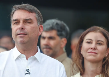 Avião com Flávio Bolsonaro e família pousa nos Estados Unidos após passagem pelo Equador