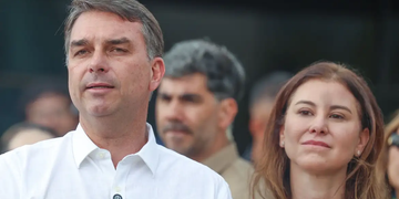 Avião com Flávio Bolsonaro e família pousa nos Estados Unidos após passagem pelo Equador
