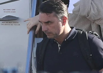 Em negação após derrota para Lula, Flávio Bolsonaro rejeita vontade das urnas e se declara presidente eleito