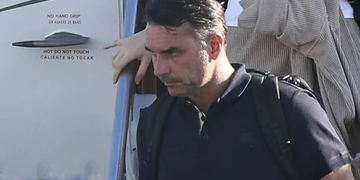 Em negação após derrota para Lula, Flávio Bolsonaro rejeita vontade das urnas e se declara presidente eleito
