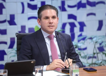 Hugo Motta articula voto distrital misto e enfrenta críticas na internet sobre prioridades do Congresso