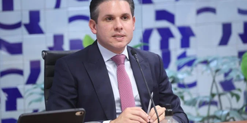 Hugo Motta articula voto distrital misto e enfrenta críticas na internet sobre prioridades do Congresso