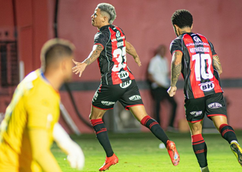 Vitória goleia Chapecoense por 4 a 0 no Barradão e sobe para 12º no Brasileirão