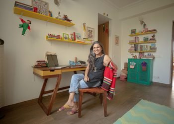 Oficinas de bordado em Salvador unem arte, memória e resistência com artista indiana