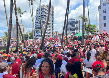 Atos pró-Lula mobilizam apoiadores pelo país durante o feriado; em Salvador, criança com Constituição viraliza
