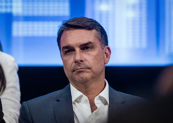 Homenagem a Flávio Bolsonaro em Salvador é alvo de ação judicial e abaixo-assinado