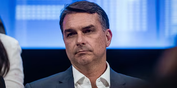 Homenagem a Flávio Bolsonaro em Salvador é alvo de ação judicial e abaixo-assinado