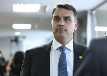 Justiça suspende entrega de título de cidadão de Salvador a Flávio Bolsonaro e prevê multa de R$ 500 mil