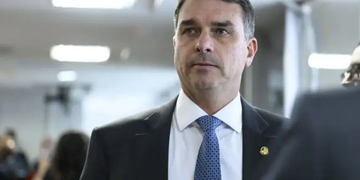 Justiça suspende entrega de título de cidadão de Salvador a Flávio Bolsonaro e prevê multa de R$ 500 mil