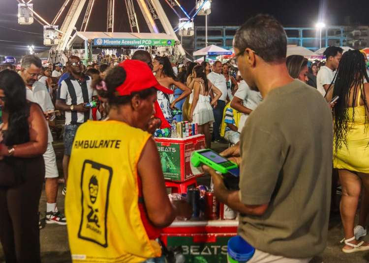 Inscrições para ambulantes trabalharem no Carnaval e em festas populares de Salvador terminam nesta quarta (21)